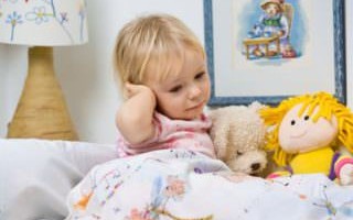 Что делать если у ребенка температура и болит ухо? Как помочь?