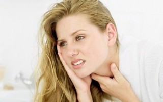 Чем вызваны гнойные пробки в горле и как их лечить