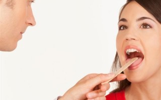 Почему возникает белый налет в горле: выясняем причину