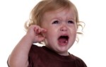 Как можно понять, как болит ухо у ребенка: симптомы, лечение