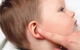 Что делать, если у ребенка в три года болит ухо?