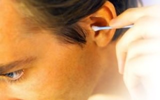 Как правильно чистить уши?