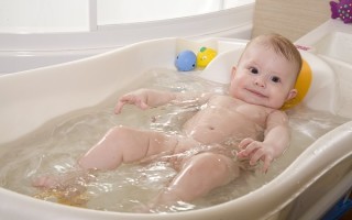 Можно ли купать ребенка при насморке?