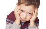 Как понять и что делать, если у ребенка болит ухо?