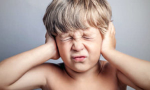 Как определить, что у ребенка болит ухо: основные рекомендации и правила