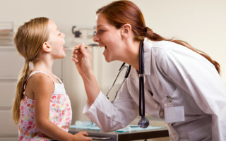 Чем лечить горло ребенку? Традиционные и народные методы