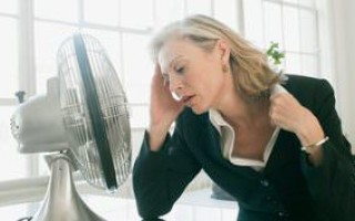 Почему может кидать в жар, какие причины жара без температуры у женщин
