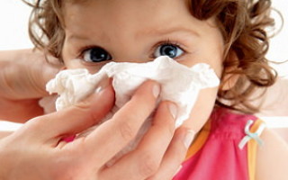 У ребенка заложен нос: симптомы, причины, лечение
