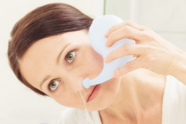 Промывание носа солевым раствором не только лечит насморк, но и является средством его профилактики