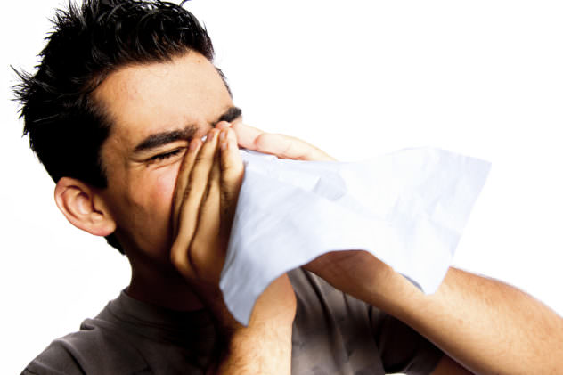 Перед закапыванием раствора следует удались слизь из носа