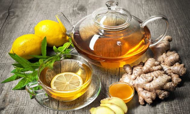 Чай с имбирем, медом и лимоном поможет в лечении больного горла