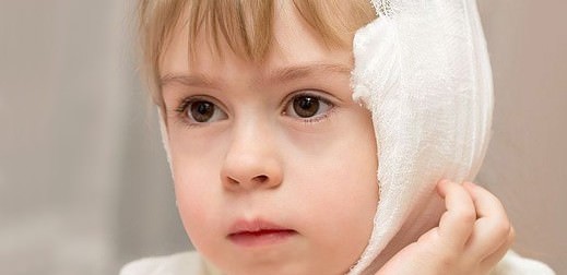 Ребенок с компрессом на ухе