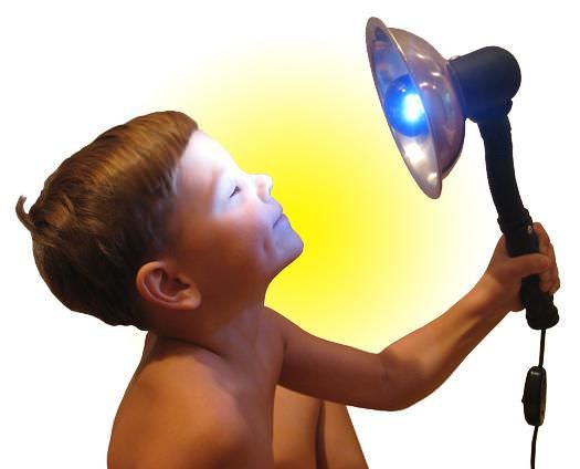 Особенности использования синей лампы для лечения детей