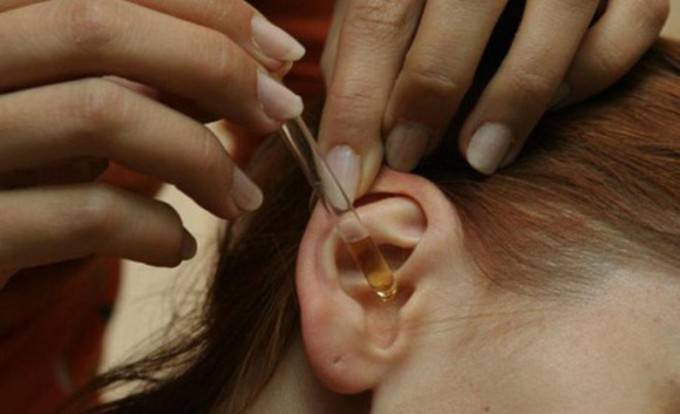 Закапывание лекарства в ухо