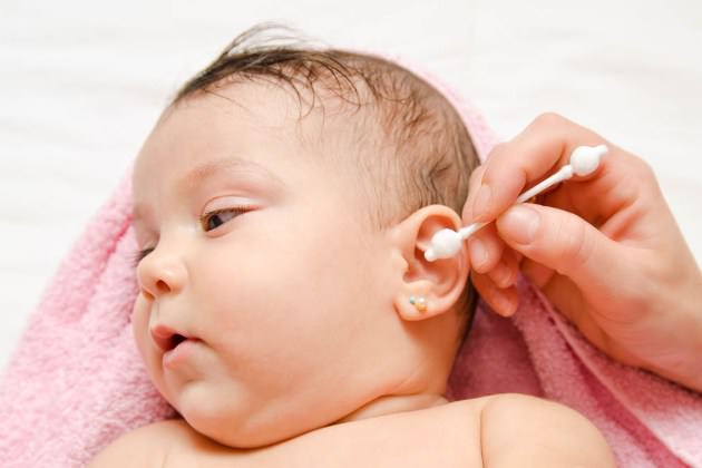 чтобы избежать заражения отитом, нужно регулярно проводить гигиену ушей