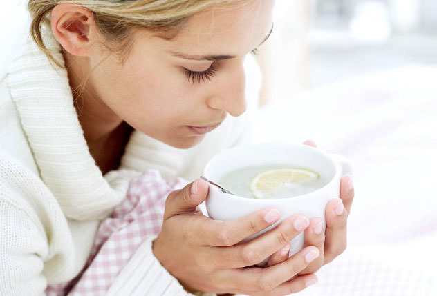 Девушка пьет чай с лимоном