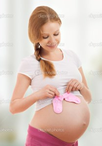 Женщина общается с малышом в животе